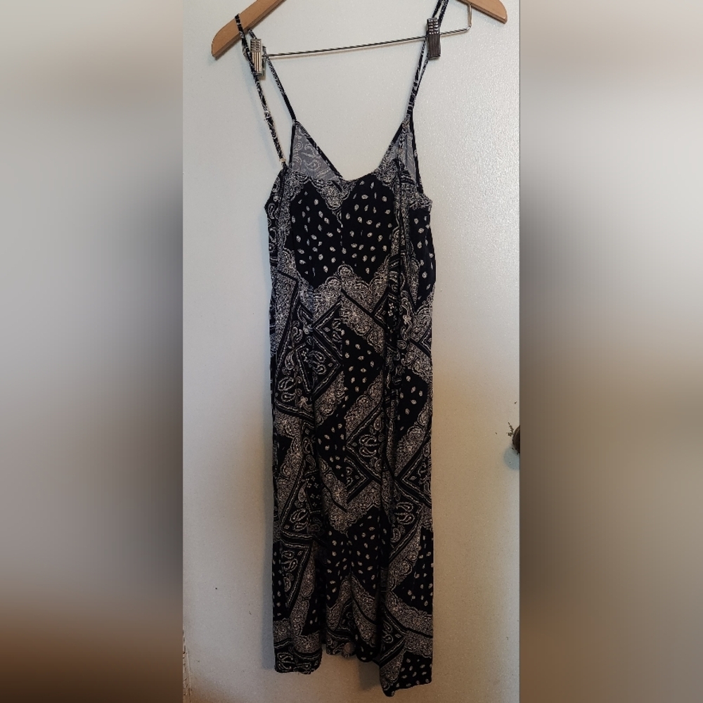 Navy and White Maxi Dress with Elegant Flow - Picture 5 of 5